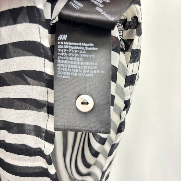 H&M‎ Sleeveless Button-Down Blouse Women’s Size 10 Black White Vertical Stripe - Picture 10 of 13